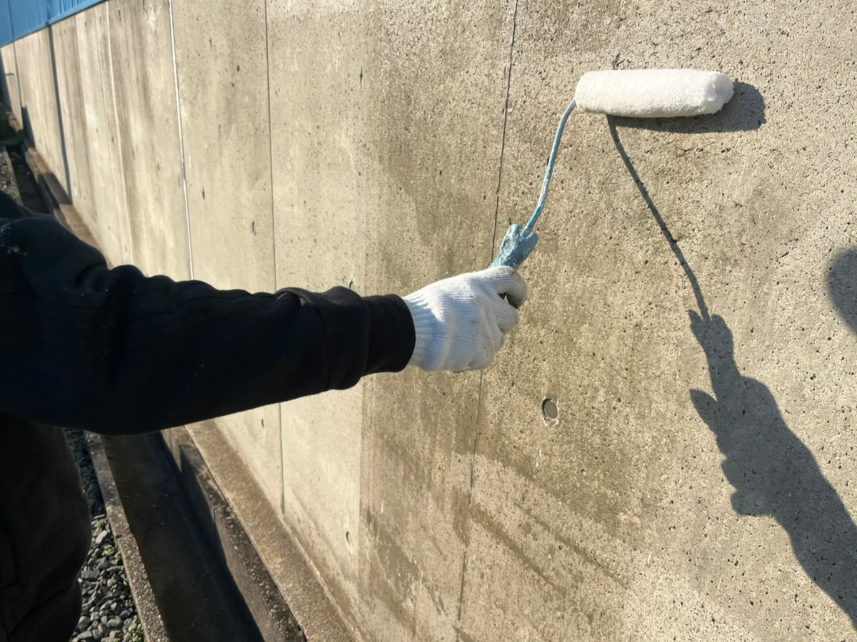 基礎下塗り施工中