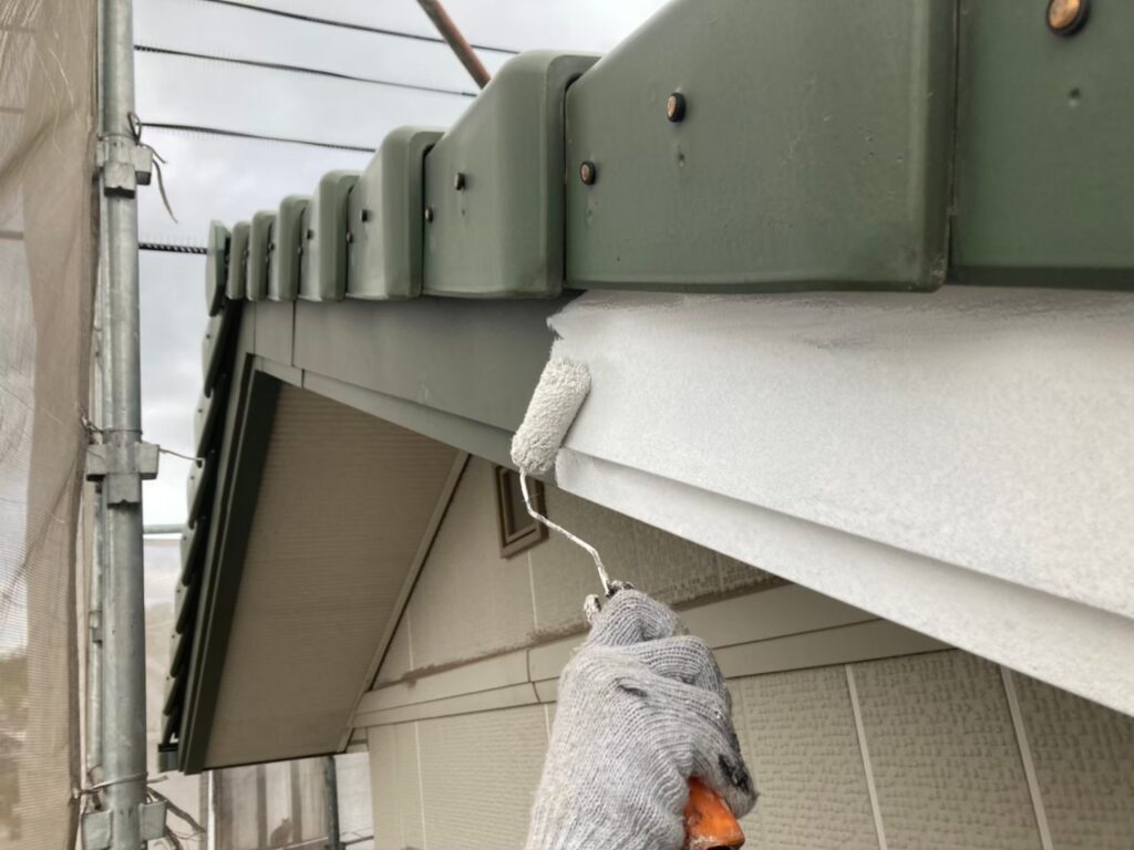 塩ビプライマーを使用して、塩ビ仕様の破風を塗装致しました。